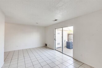 2215 Mission Hill Dr in Austin, TX - Building Photo - Building Photo