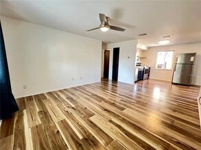 559 Laura Ln in Dunedin, FL - Building Photo - Building Photo