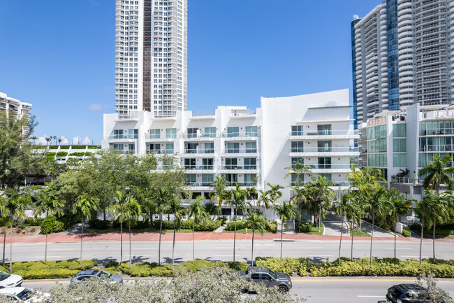 Casablanca Villas in Miami Beach, FL - Foto de edificio - Building Photo