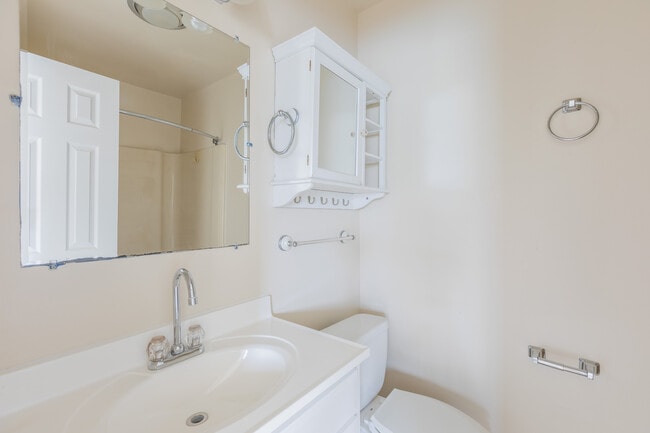 11 Overlook Ct in Hampton, VA - Building Photo - Building Photo