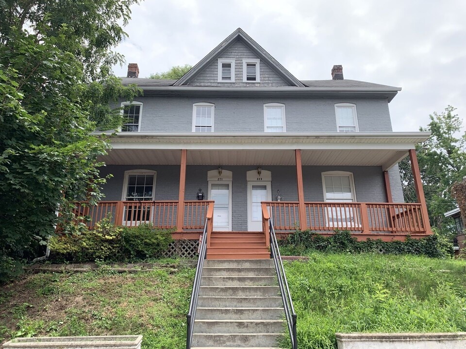 221 Philadelphia Ave in Waynesboro, PA - Building Photo
