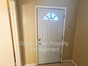 6028 Duclay Rd in Jacksonville, FL - Foto de edificio - Building Photo