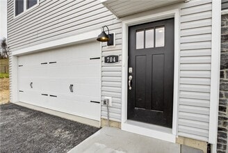 704 Olivia St in Crafton, PA - Building Photo - Building Photo
