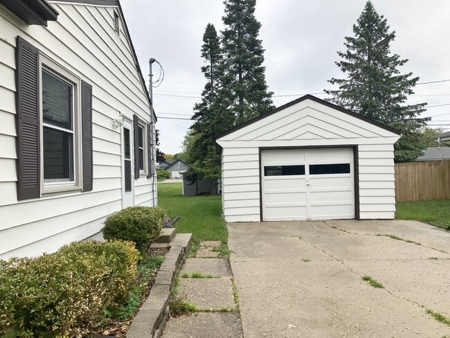 1610 S 167th St in New Berlin, WI - Building Photo - Building Photo