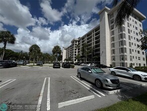 3200 N Palm Aire Dr in Pompano Beach, FL - Building Photo - Building Photo