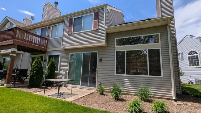 243 Camel Bend Ct in Schaumburg, IL - Building Photo - Building Photo