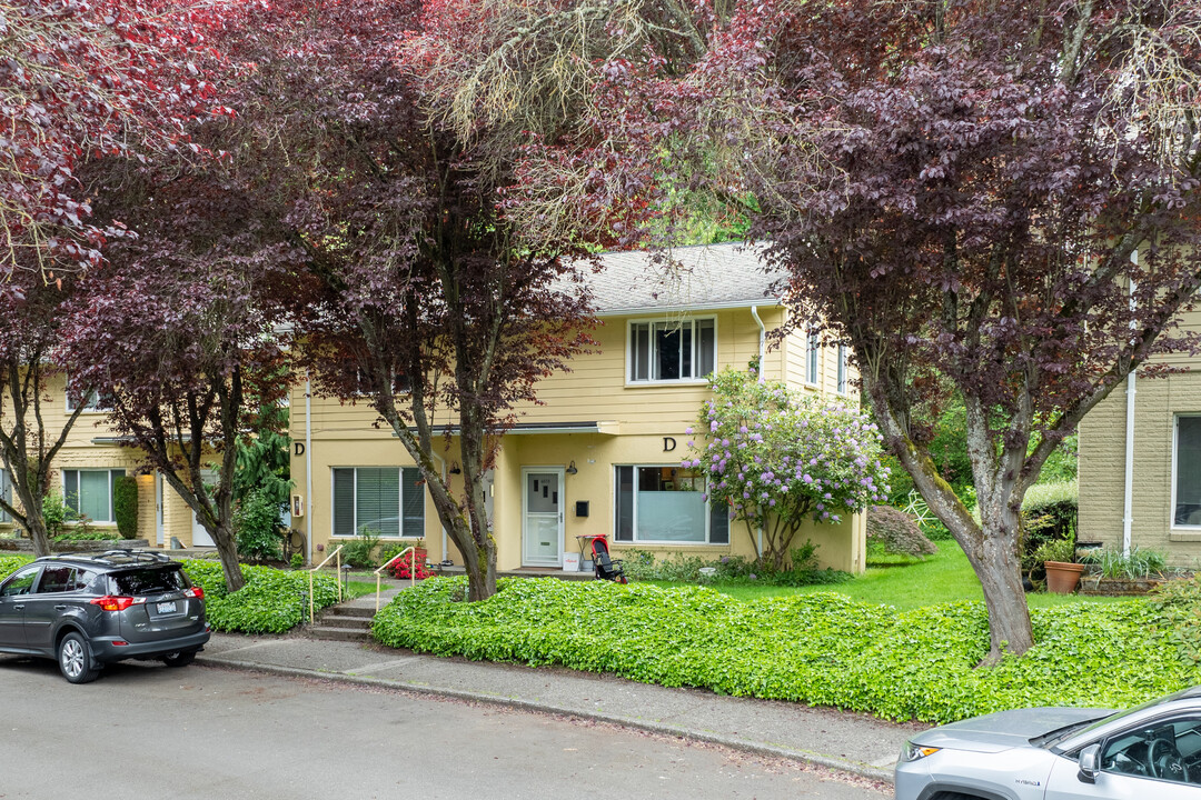 Laurel Crest in Seattle, WA - Building Photo