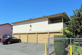 206 E Leatrice Ln in Anaheim, CA - Building Photo - Building Photo