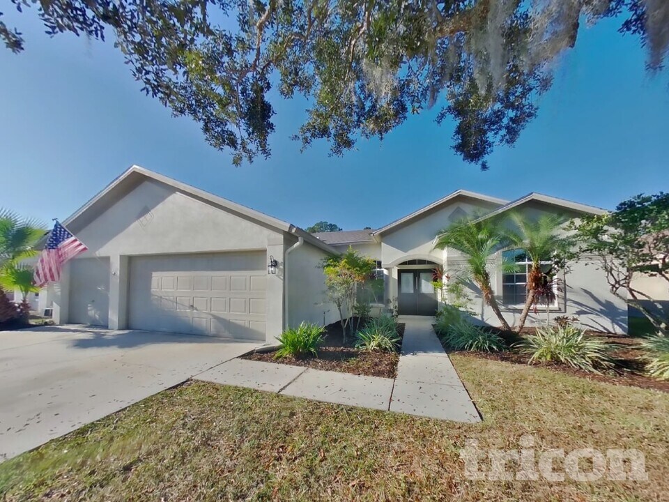 29531 Allegro Dr in Zephyrhills, FL - Foto de edificio