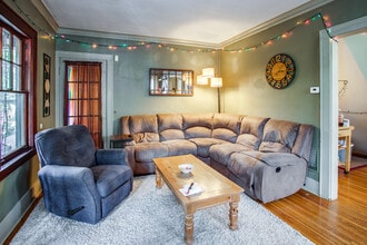 8 Regent St, Unit 2 in Rochester, NY - Foto de edificio - Building Photo
