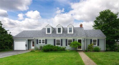 236 Eustis Ave in Newport, RI - Building Photo - Building Photo