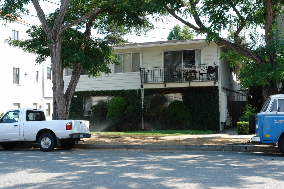 16 Highland Ave in Burlingame, CA - Foto de edificio