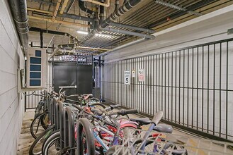 Avery in Valley Village, CA - Foto de edificio - Building Photo