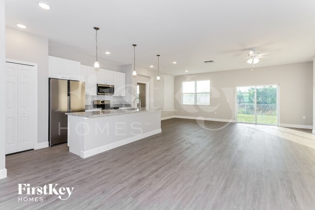 3180 Halsey Ave SE in Palm Bay, FL - Foto de edificio - Building Photo