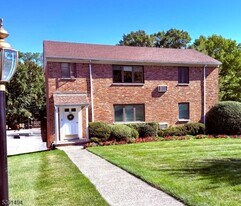 63B Troy Dr in Springfield, NJ - Building Photo
