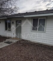 2913 Castlevale Rd, Unit #2 in Yakima, WA - Building Photo