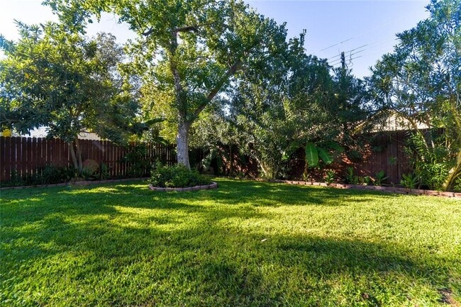 10518 Hazelhurst Dr in Houston, TX - Building Photo - Building Photo