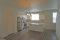 Village at Church and Main in Layton, UT - Foto de edificio - Interior Photo