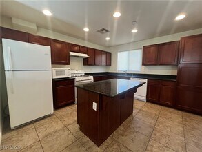 8928 Dorrell Ln in Las Vegas, NV - Building Photo - Building Photo