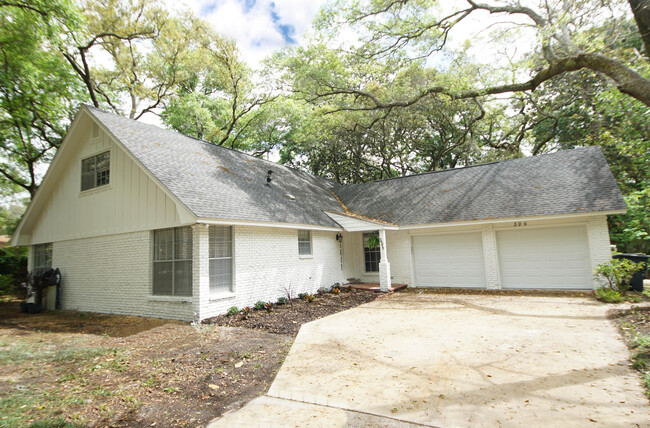 property at 596 L'Ombre Ct NE