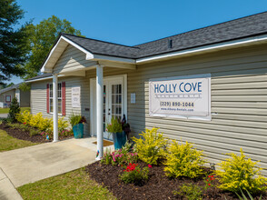 Holly Cove Apartments in Moultrie, GA - Building Photo - Building Photo