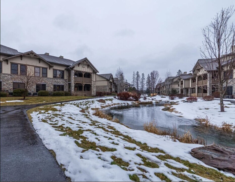 6005 St Moritz Dr in Whitefish, MT - Building Photo