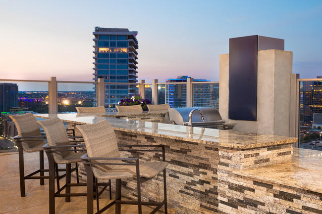 SkyHouse Dallas Apartments in Dallas, TX - Foto de edificio - Building Photo