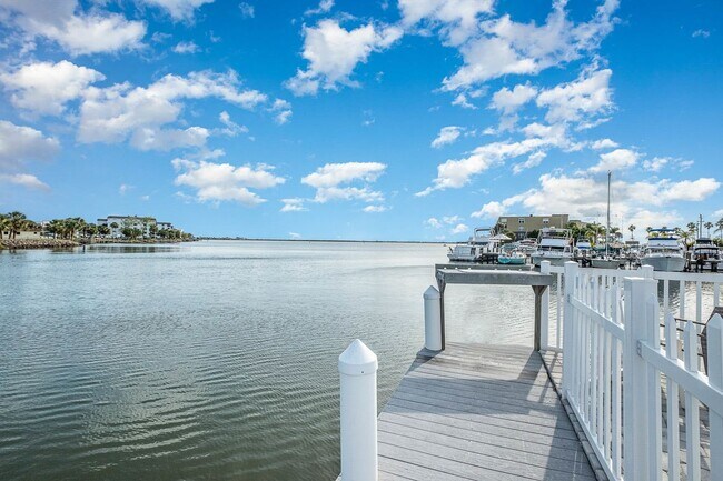 390 W Cocoa Beach Causeway in Cocoa Beach, FL - Building Photo - Building Photo