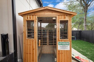 8005 Woodhue Rd in Dallas, TX - Building Photo - Building Photo