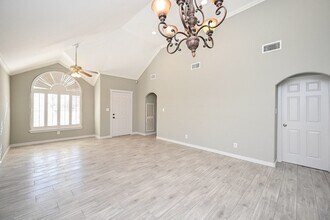 6607 W T C Jester Blvd in Houston, TX - Building Photo - Building Photo