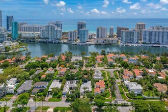 5915 La Gorce Dr in Miami Beach, FL - Building Photo - Building Photo