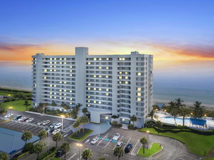 9600 S Ocean Dr, Unit 904 in Jensen Beach, FL - Foto de edificio