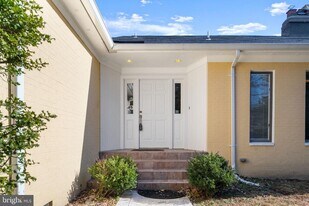 901 Walker Rd in Great Falls, VA - Building Photo