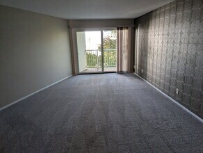 122 Demont Avenue East, Unit Suite 269 in Little Canada, MN - Foto de edificio - Building Photo