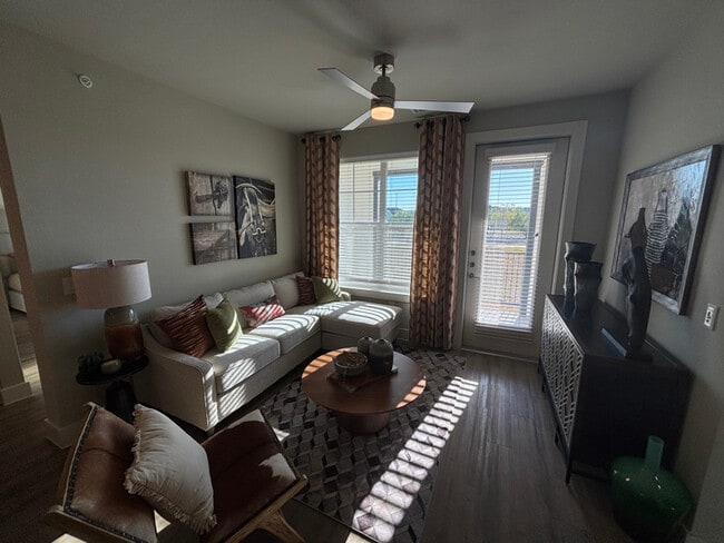 425 El Rio St in San Marcos, TX - Building Photo - Building Photo