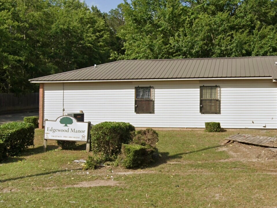 206 Edgewood Dr in Fort Deposit, AL - Building Photo