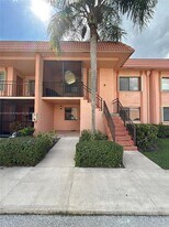 227 Lakeview Dr in Weston, FL - Building Photo