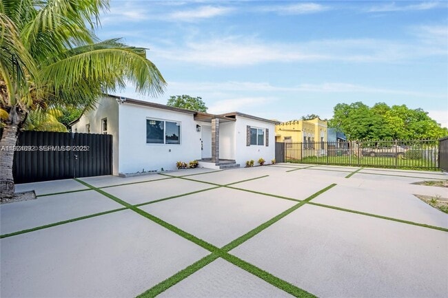 911 Sharar Ave in Opa Locka, FL - Foto de edificio - Building Photo