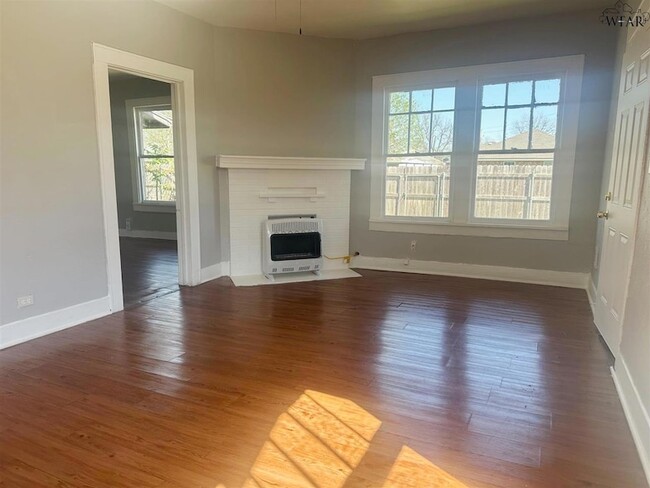 2206 Avenue E, Unit 103 in Wichita Falls, TX - Building Photo - Building Photo