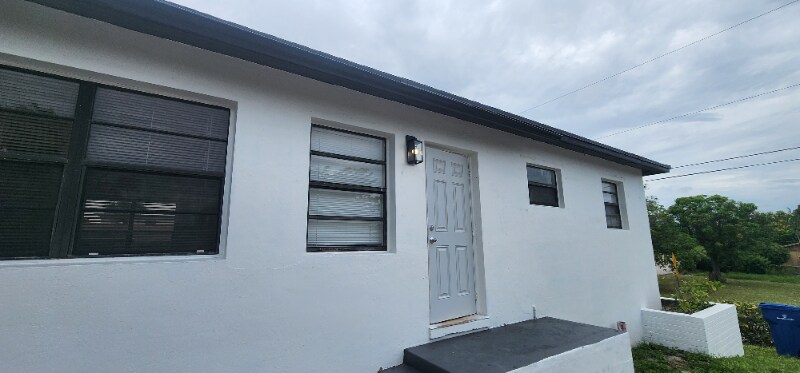 1197 W 35th St in West Palm Beach, FL - Building Photo