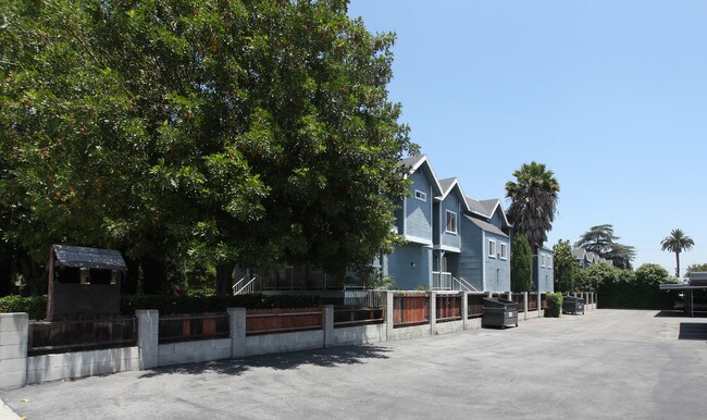 1727 Alamitas Ave in Monrovia, CA - Foto de edificio - Building Photo