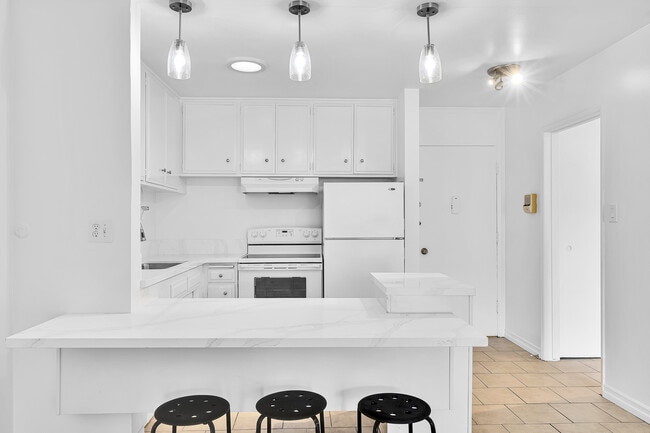 property at 320 S Gramercy Pl