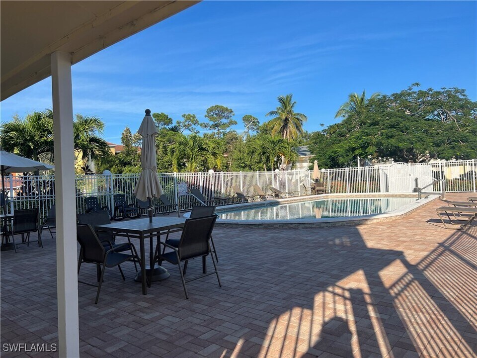 4603 Bayshore Dr in Naples, FL - Foto de edificio