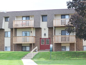 GolfView Apartments By The Bay in Essexville, MI - Foto de edificio - Building Photo