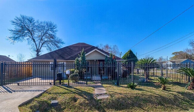 8004 Mendez St in Houston, TX - Foto de edificio - Building Photo