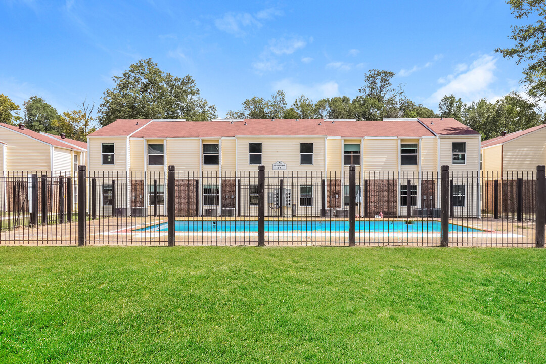 The Retreat at Lakeside Apartments in Jackson, MS - Building Photo