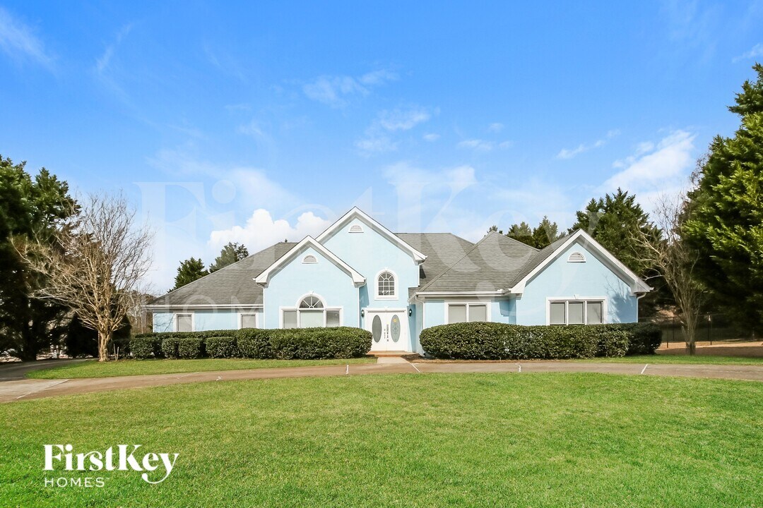 1020 Forest Hills Dr SE in Conyers, GA - Building Photo