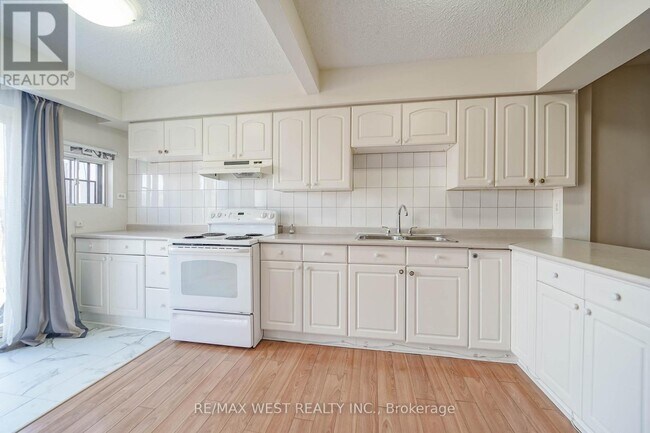 818 The Queensway in Toronto, ON - Building Photo - Building Photo