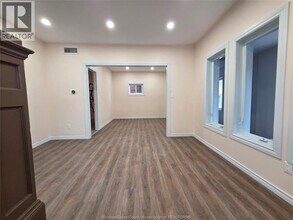 3284 Baby St in Windsor, ON - Foto de edificio - Building Photo