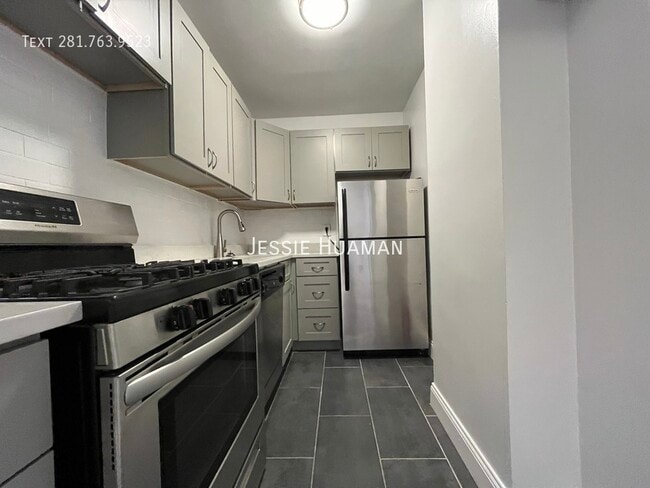 340 E 74th St in New York, NY - Building Photo - Building Photo